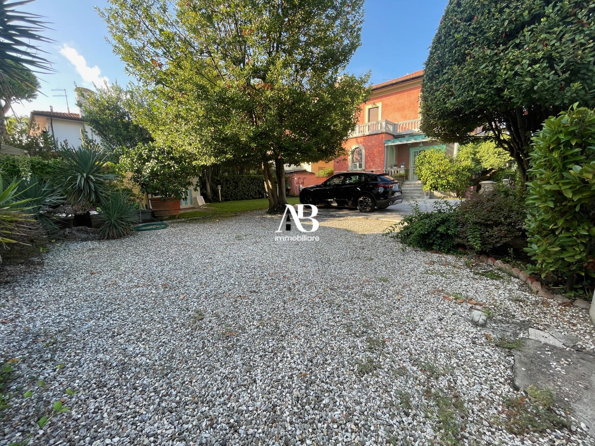 Piano terra con giardino in villa di prestigio